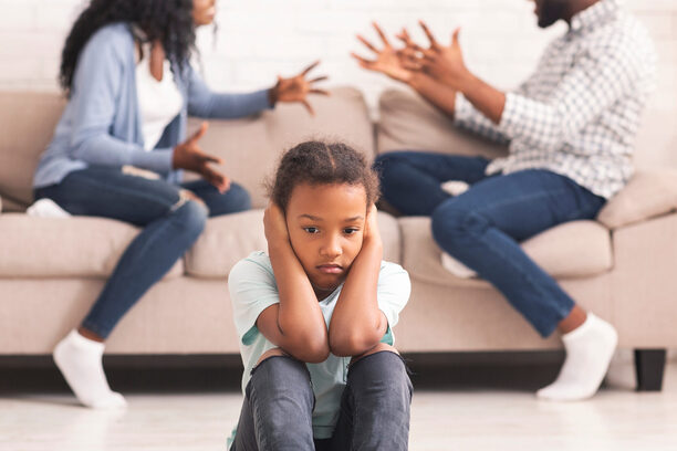 Eltern diskutieren und ihr Kind versucht, wegzuhören. Um solche Situationen zu vermeiden, bietet die Kita Purzelbaum einen Themenabend für Eltern an.